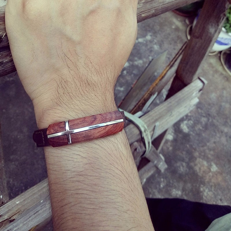 Kreuz im Rosenholz - Lederarmband