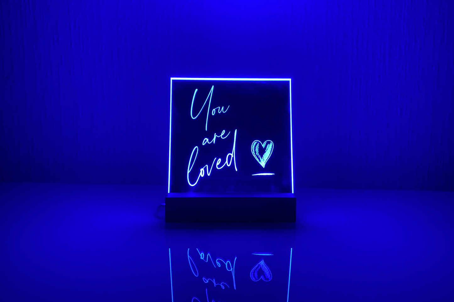 "You are loved" Spiegel in einem LED Holzsockel