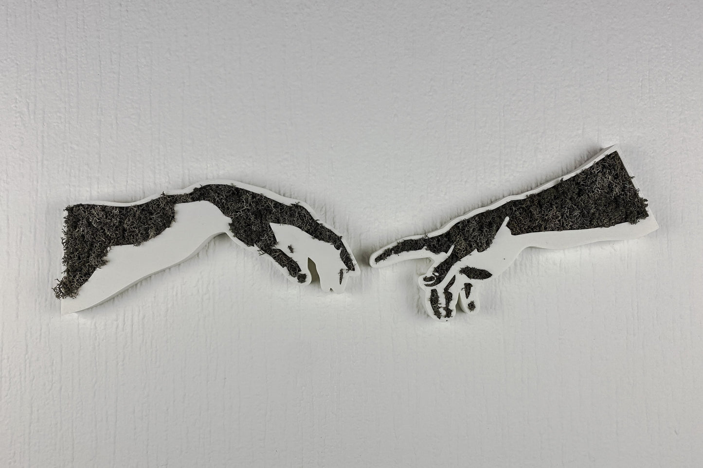 Gottes Hand streckt sich zu Adam (mit Moos)