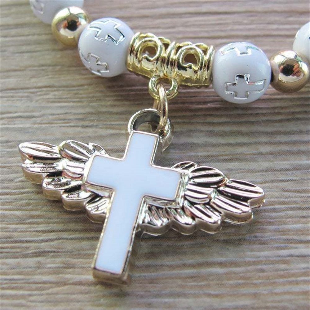 Perlenarmband mit beflügeltem Kreuz-Anhänger