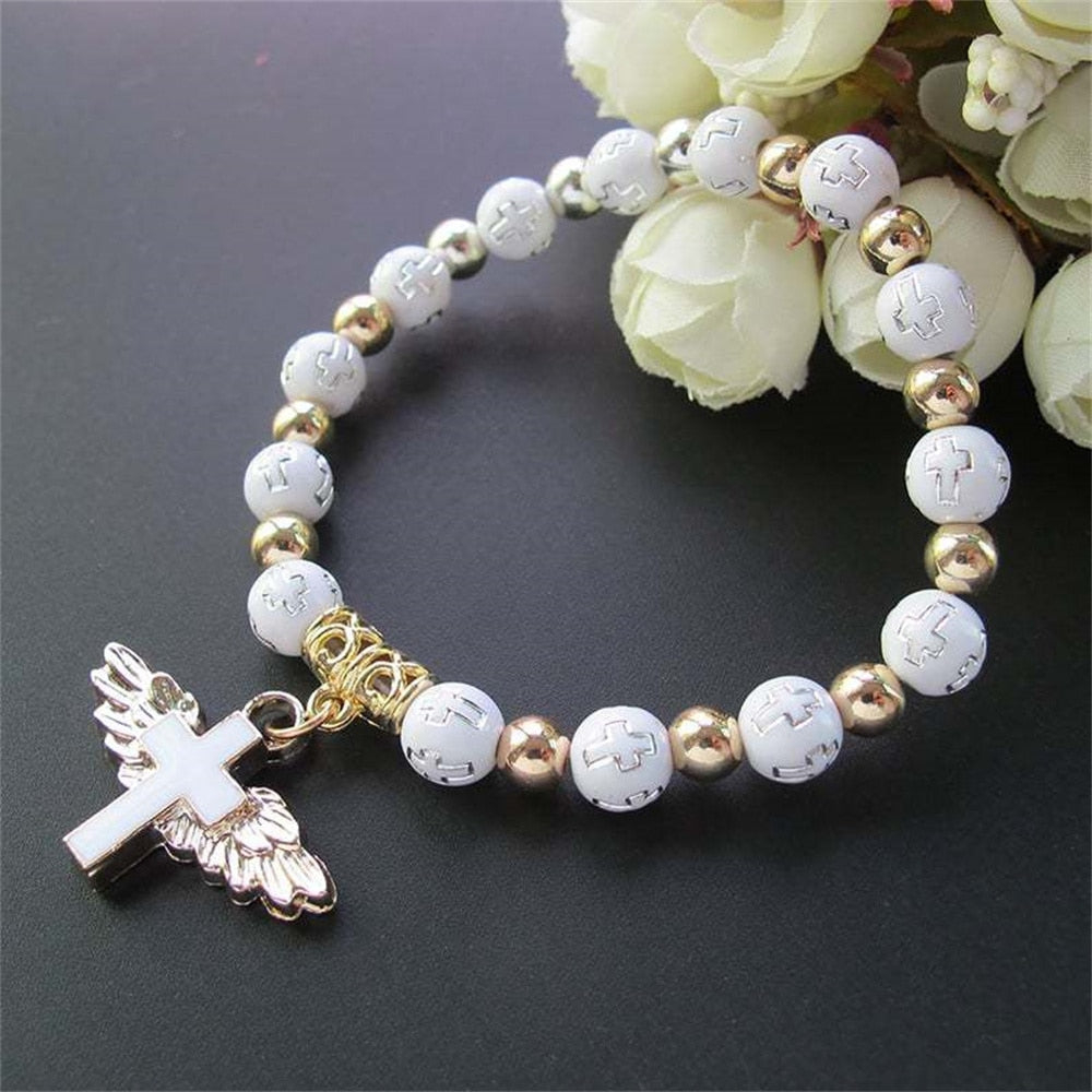 Perlenarmband mit beflügeltem Kreuz-Anhänger