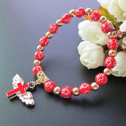 Perlenarmband mit beflügeltem Kreuz-Anhänger