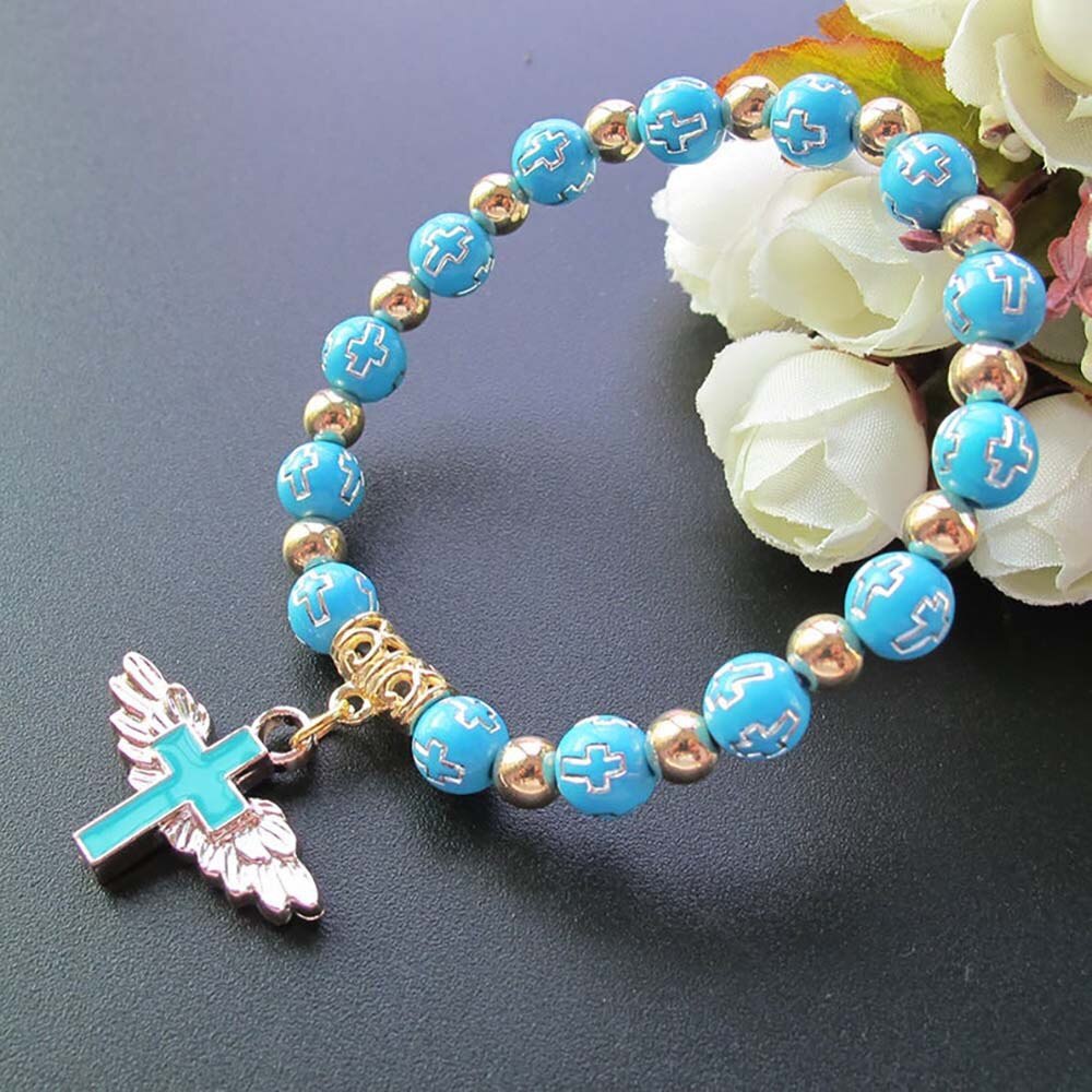 Perlenarmband mit beflügeltem Kreuz-Anhänger