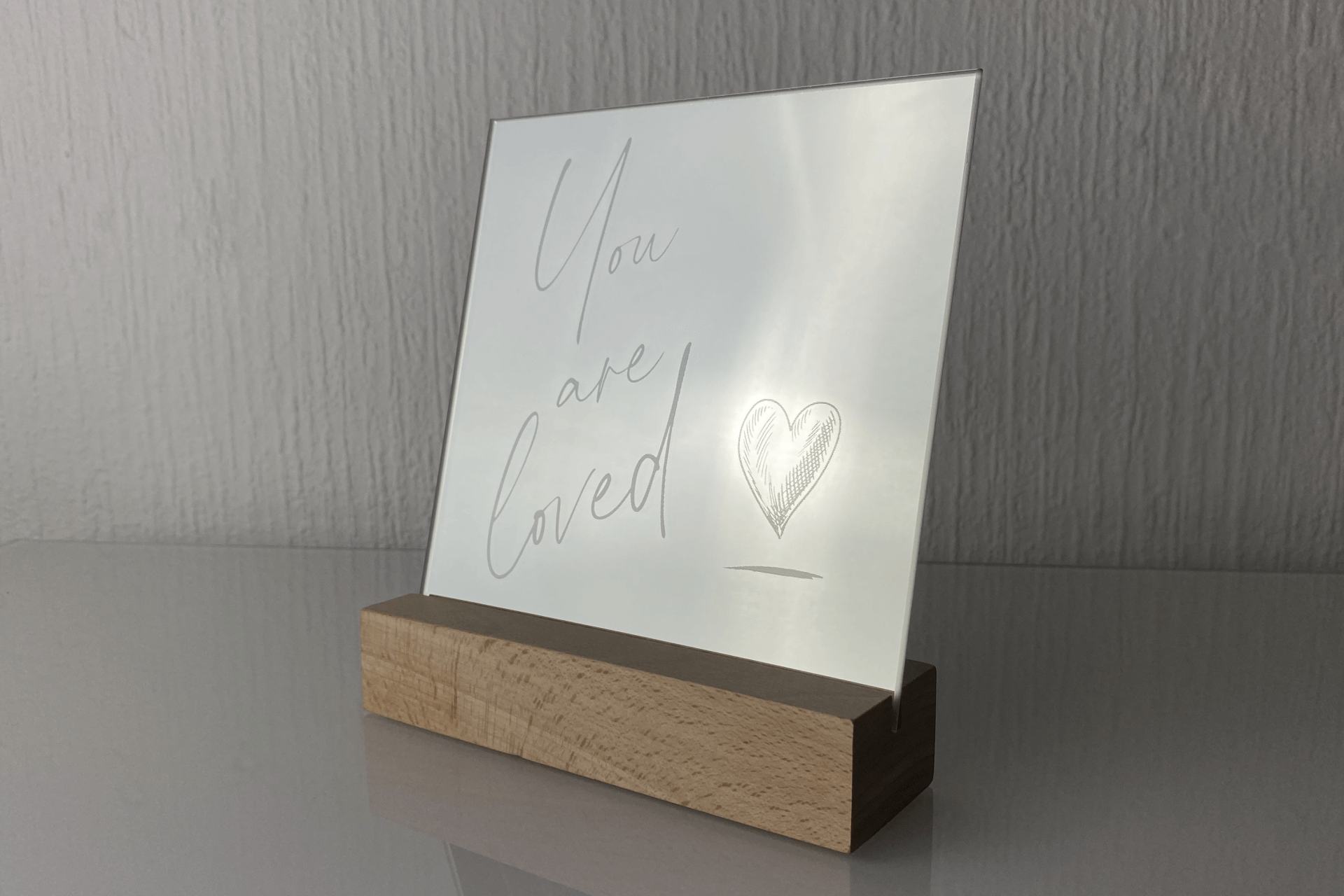 "You are loved" Spiegel in einem LED Holzsockel