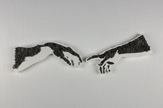 Gottes Hand streckt sich zu Adam (mit Moos)