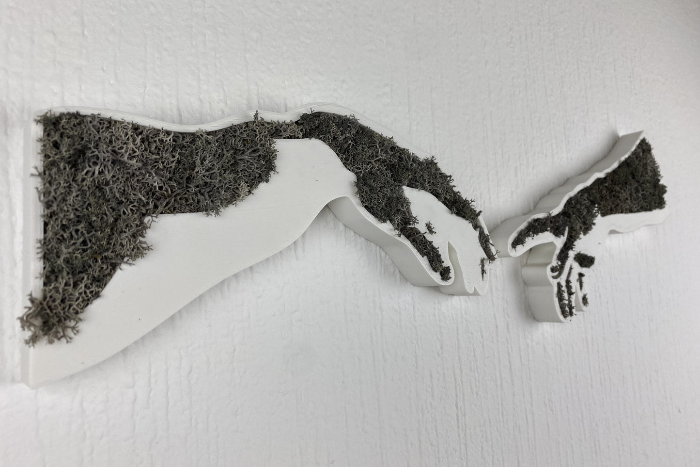 Gottes Hand streckt sich zu Adam (mit Moos)