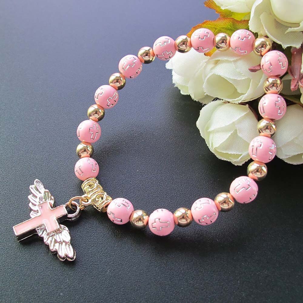 Perlenarmband mit beflügeltem Kreuz-Anhänger